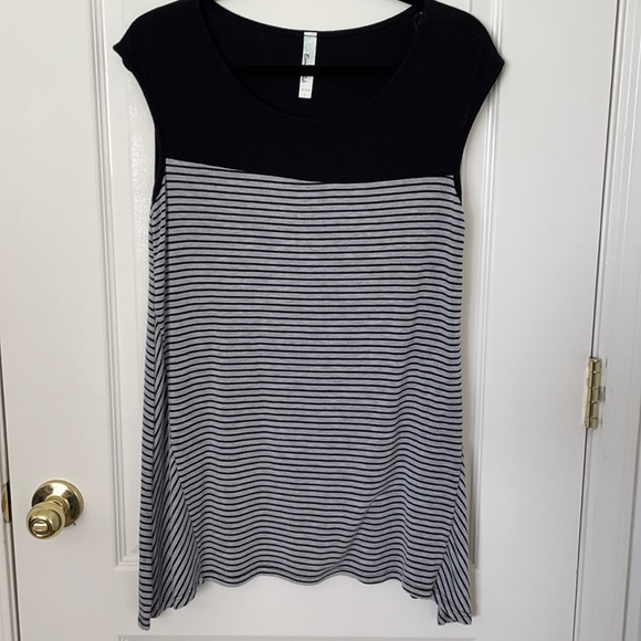 Adorable sleeveless tunic top. Like NEW - Picture 1 of 9